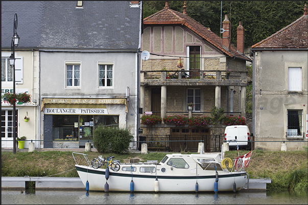 Mooring dock before the Digoin river bridge