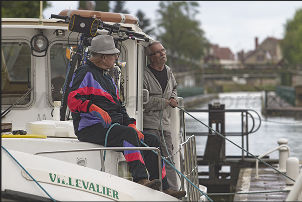 Waiting to pass on the river bridge of Digoin on Loire river