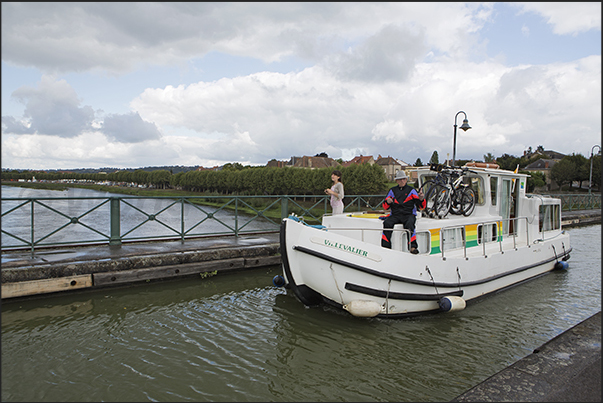 Passage on the fluvial bridge of Digoin a navigable bridge that crosses the river Loire Passage on the fluvial bridge of Digoin a navigable bridge that crosses the river Loire