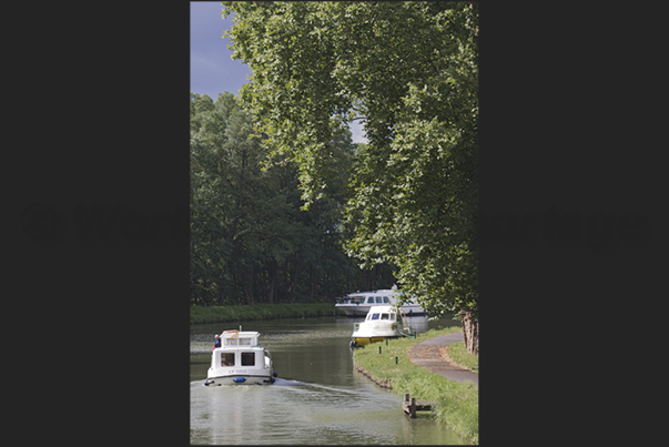 The navigation resumed on the Canal Lateral Loire river just after the Digoin river bridge The navigation resumed on the Canal Lateral Loire river just after the Digoin river bridge