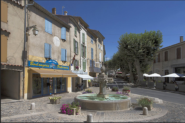 The square of the fountain and the wash-house of Valensole