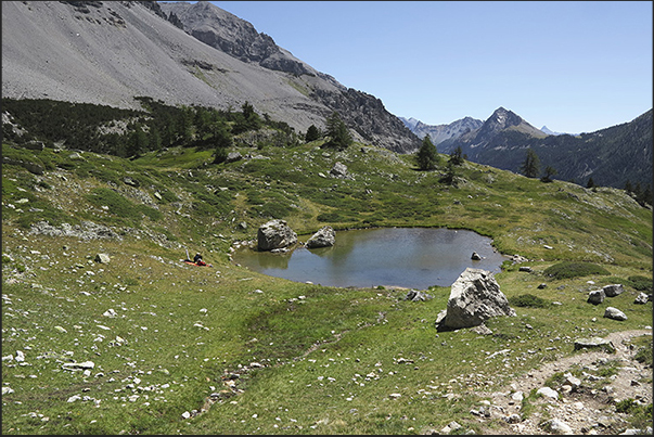 Stop for lunch on the return path towards the alpine refuges