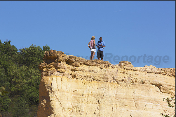 The paths lead to every hidden corner of the canyon to observe striking and colored  point views