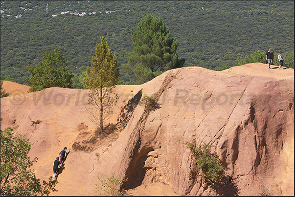 The paths, many kilometers long, reach every part of the canyon between wooded valleys and colorful hills