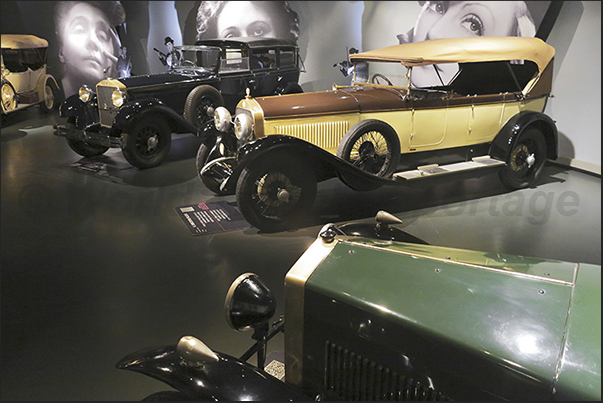 Between the two World Wars, technological development also involves cars with increasingly elegant and powerful models Between the two World Wars, technological development also involves cars with increasingly elegant and powerful models