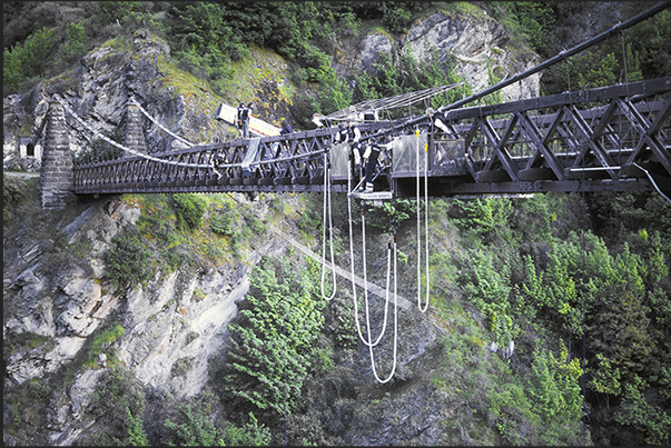 Kawarau Gorge Suspension Bridge, bungy jump base near Queenstown