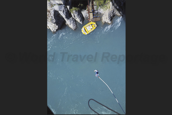 Kawarau Suspension Bridge. A jump of 43 m in 5 seconds into the waters of Kawarau River Kawarau Suspension Bridge. A jump of 43 m in 5 seconds into the waters of Kawarau River