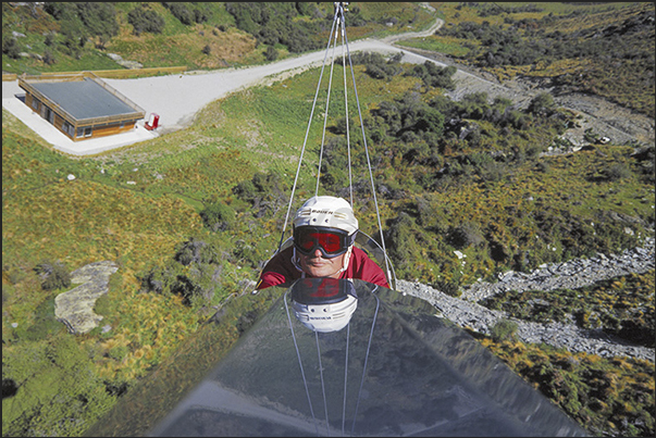 Fly by wire. Six minutes of adrenaline flying at 170 kph inside a canyon by piloting a vehicle hanging on a steel cable Fly by wire. Six minutes of adrenaline flying at 170 kph inside a canyon by piloting a vehicle hanging on a steel cable