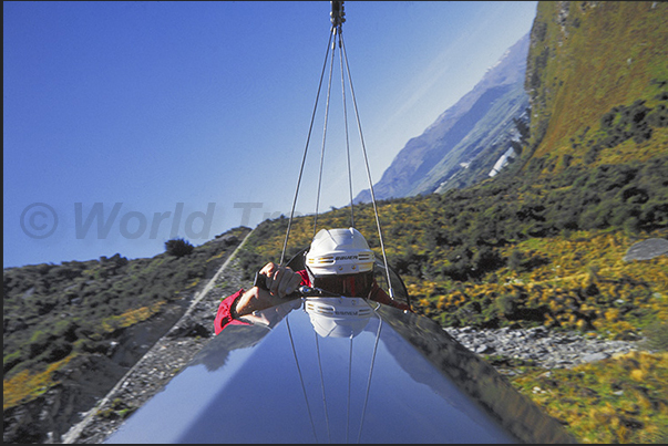 Fly by wire. Six minutes of adrenaline flying at 170 kph inside a canyon by piloting a vehicle hanging on a steel cable Fly by wire. Six minutes of adrenaline flying at 170 kph inside a canyon by piloting a vehicle hanging on a steel cable