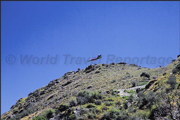 Fly by wire. Six minutes of adrenaline flying at 170 kph inside a canyon by piloting a vehicle hanging on a steel cable Fly by wire. Six minutes of adrenaline flying at 170 kph inside a canyon by piloting a vehicle hanging on a steel cable