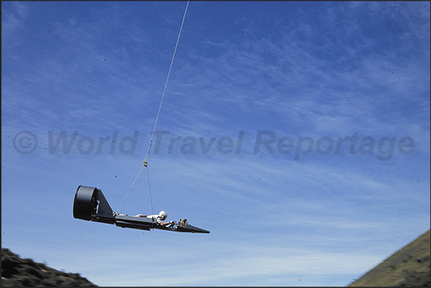 Fly by wire. Six minutes of adrenaline flying at 170 kph inside a canyon by piloting a vehicle hanging on a steel cable Fly by wire. Six minutes of adrenaline flying at 170 kph inside a canyon by piloting a vehicle hanging on a steel cable