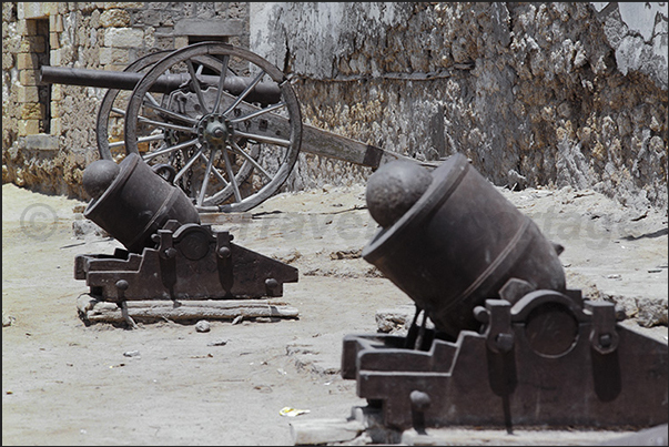 Bombards and cannons to defend the Governor's Palace Bombards and cannons to defend the Governor's Palace