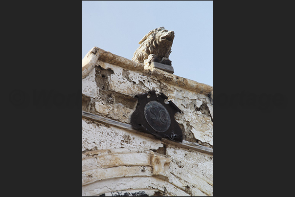 Wooden lion on the door of the Governor's Palace