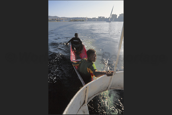 Children take advantage of the transit from the boats