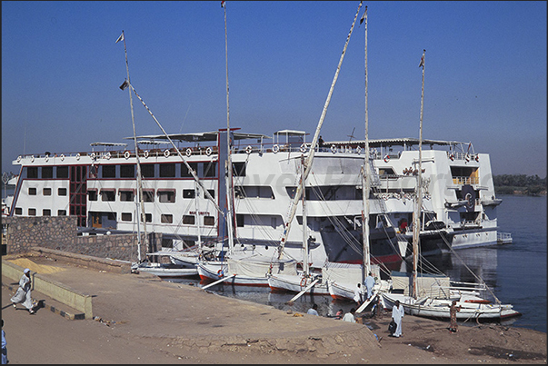 River port near Aswan. Tourists go down to visit the monuments