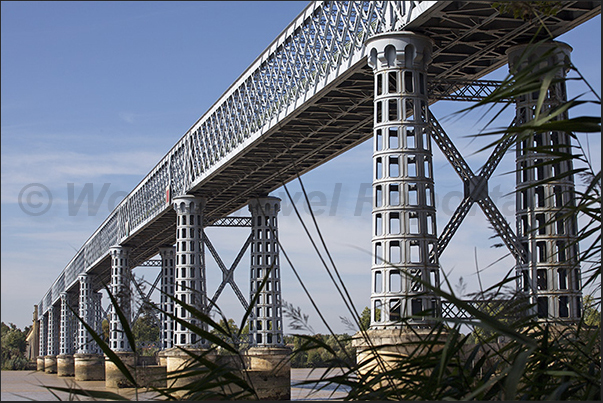 Eiffel bridge. Built in steel in the late 19th century on the river Dordogne near the town of Cubzac-les-Ponts Eiffel bridge. Built in steel in the late 19th century on the river Dordogne near the town of Cubzac-les-Ponts