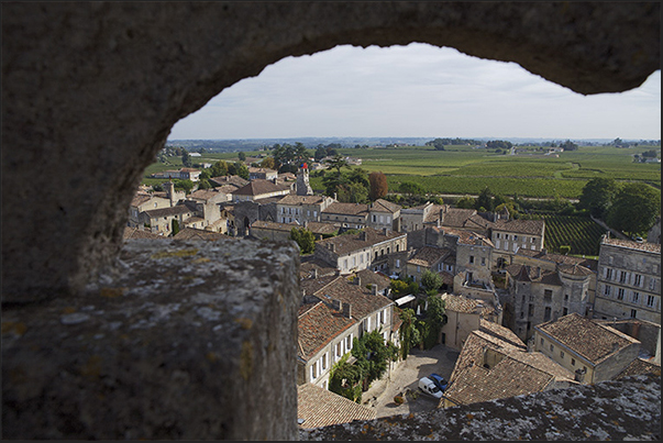 Village of Saint Emilion near the city of Libourne on Dordogne river. Area of winemakers and producers of Bordeaux wines Village of Saint Emilion near the city of Libourne on Dordogne river. Area of winemakers and producers of Bordeaux wines