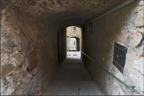 Castellar. The village is crossed by dozens of alleys that connect the major roads with each other