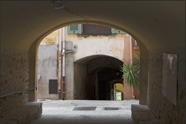 Castellar. The village is crossed by dozens of alleys that connect the major roads with each other