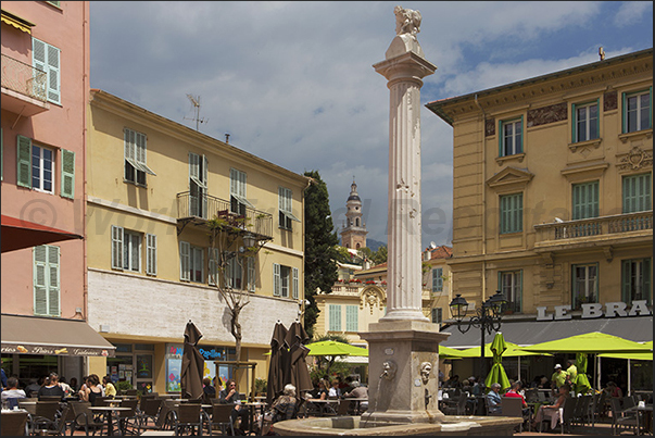 Avenue Félix Faure, the access road to the historic center starting from the Casino