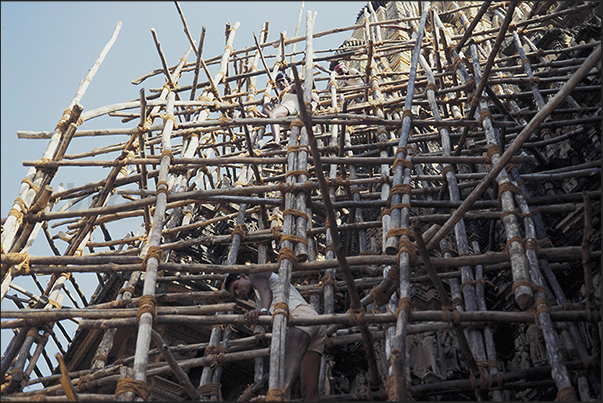 Restructuring of the Vashwanath Temple). Scaffolding of bamboo canes Restructuring of the Vashwanath Temple). Scaffolding of bamboo canes