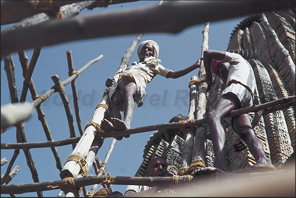 Restructuring of the Vashwanath Temple). Scaffolding of bamboo canes Restructuring of the Vashwanath Temple). Scaffolding of bamboo canes