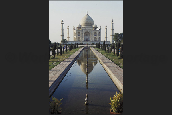 Agra. Taj Mahal, a mausoleum built by Emperor Moghul Shah Jahan in memory of his wife