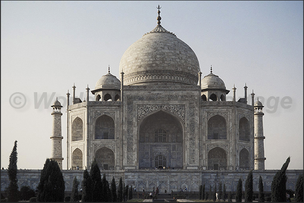 Agra. Taj Mahal, a mausoleum built by Emperor Moghul Shah Jahan in memory of his wife