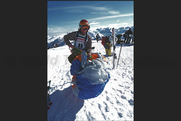 Speed Riding. Preparations for the start of the race on the summit of Grand Massif Speed Riding. Preparations for the start of the race on the summit of Grand Massif
