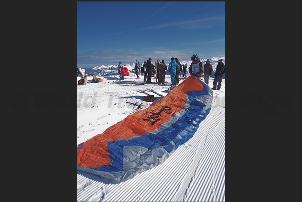 Speed Riding. Preparations for the start of the race on the summit of Grand Massif