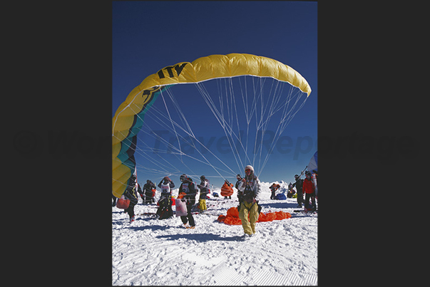 Speed Riding. Preparations for the start of the race on the summit of Grand Massif