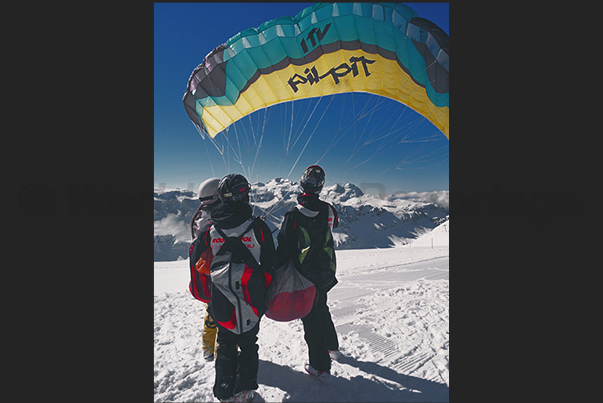 Speed Riding. Preparations for the start of the slalom competition. Paragliding control Speed Riding. Preparations for the start of the slalom competition. Paragliding control