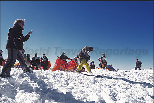 Speed Riding. Start of the slalom race between the doors of a Super G