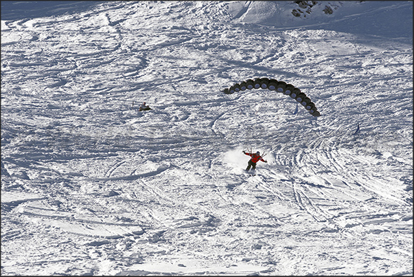 The race consists in passing the slalom doors with the skis on the snow. The flight is free between the doors of the race