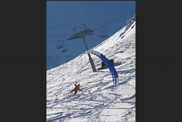 The race consists in passing the slalom doors with the skis on the snow. The flight is free between the doors of the race