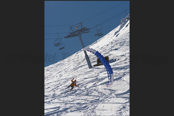 The race consists in passing the slalom doors with the skis on the snow. The flight is free between the doors of the race The race consists in passing the slalom doors with the skis on the snow. The flight is free between the doors of the race