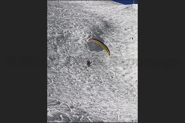 Speed Riding. In competition the competitor flies between one door and the other of the track Speed Riding. In competition the competitor flies between one door and the other of the track