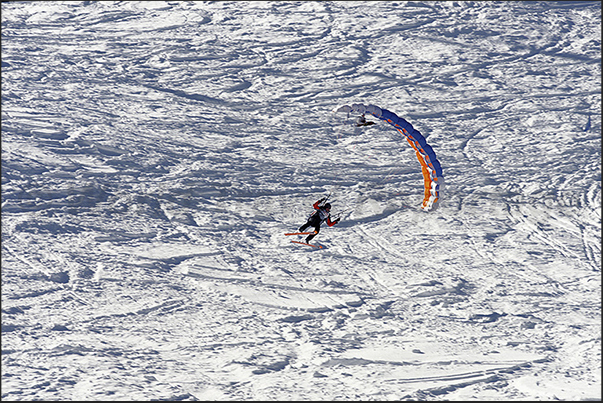 Speed Riding. In competition the competitor flies between one door and the other of the track Speed Riding. In competition the competitor flies between one door and the other of the track