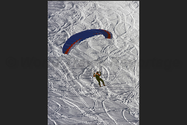 Speed Riding. In competition the competitor flies between one door and the other of the track Speed Riding. In competition the competitor flies between one door and the other of the track