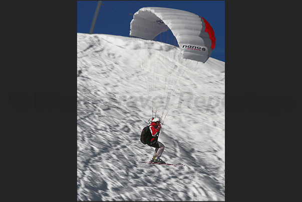 Speed Riding. In competition the competitor flies between one door and the other of the track Speed Riding. In competition the competitor flies between one door and the other of the track