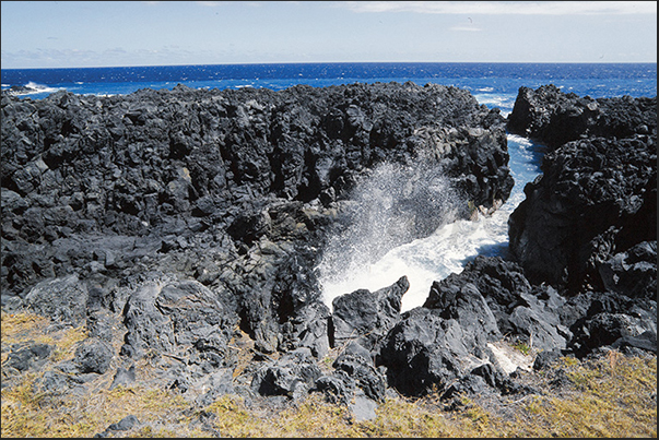 Le Gouffre lava channel near the village of Saint Louis. Southwest coast Le Gouffre lava channel near the village of Saint Louis. Southwest coast
