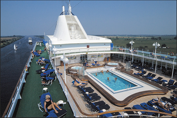 In navigation along Kiel Canal