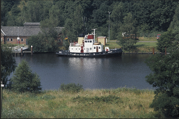 Channel tug assistance Channel tug assistance