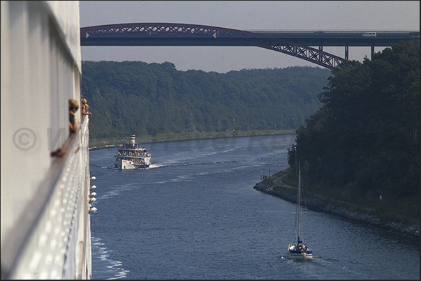 One of the five large road bridges that pass over the canal