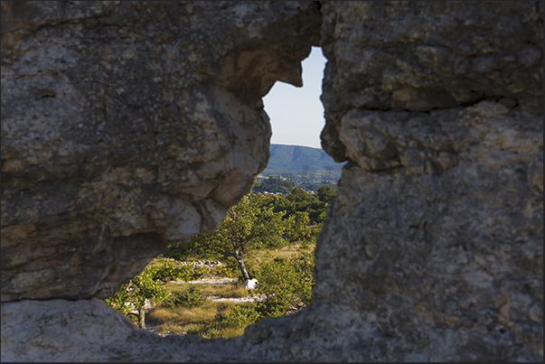 Les Mourres. Along the path you can see several rock masses with large windows that open onto Durance river valley