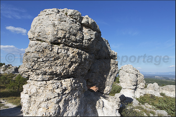 Les Mourres. Along the path you can play with holes in the rocks that allow fun compositions