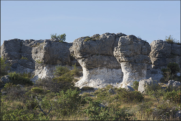 The easy 7 km long path between the rocky conformations of Les Mourres takes about 3 hours to walk