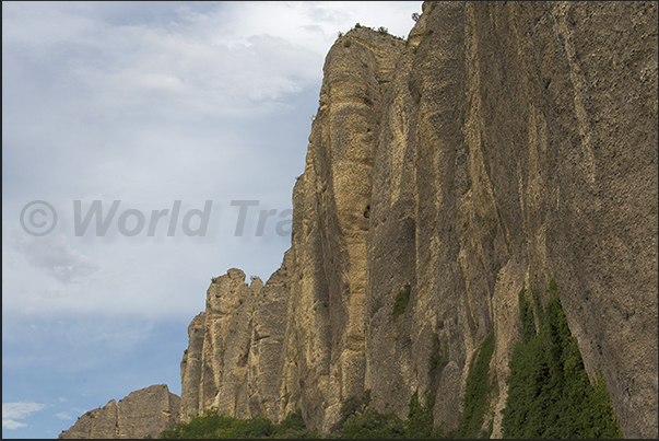 The walls formed by a rocky agglomerate along the river Durance characterize the place called Les Mees