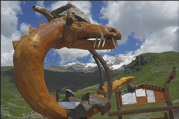 Stafal-Gabiet plant area. Wood sculptures Stafal-Gabiet plant area. Wood sculptures