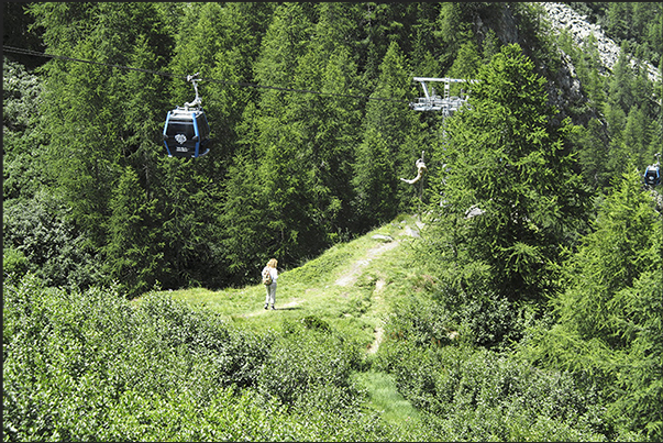 The path partly follows the Stafal Gabiet cable car